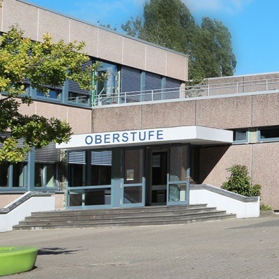 Schulgebäude Eingang Oberstufe