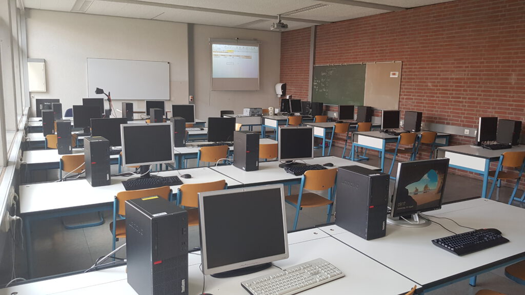 Computerraum mit Tischen in Reihen, an denen insgesamt 15 Computer stehen