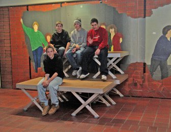 Schüler sitzen auf Bühnenelementen im PZ