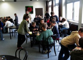 Kinder spielen an dern Tischen im Leisespielraum