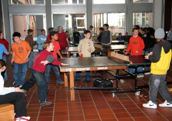 Kinder spielen an den Tischtennisplatten im PZ